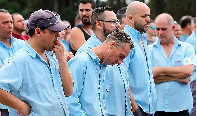 Trabalhadores desolados na última assembleia da Ford