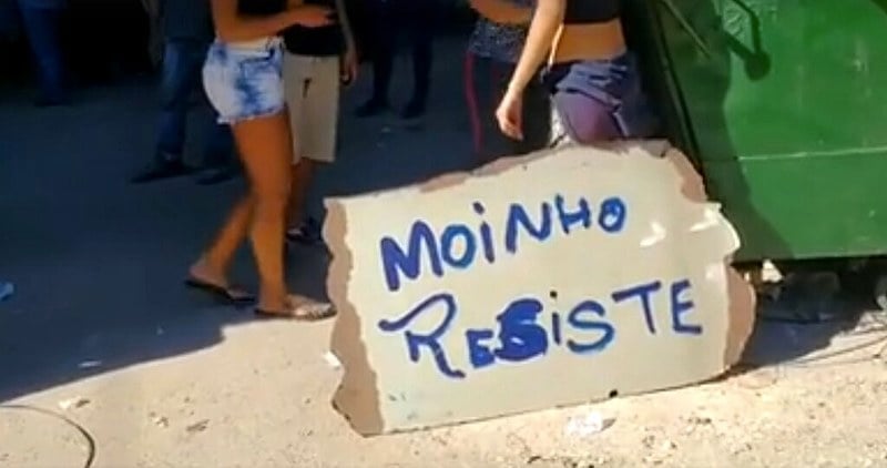 Moradores protestam contra violência em ação policial na Favela do Moinho nesta terça (27)
