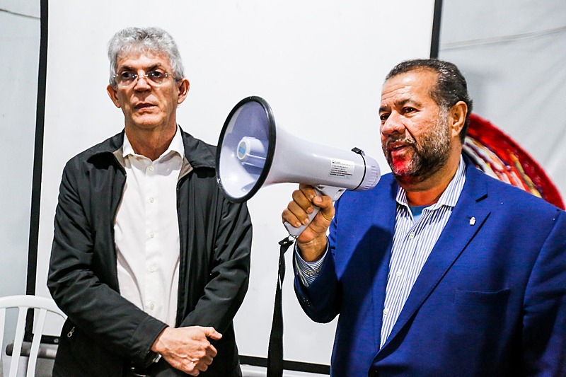 Ricardo Coutinho (esq.) e Carlos Lupi (dir.) na Vigília Lula Livre, em Curitiba (PR)