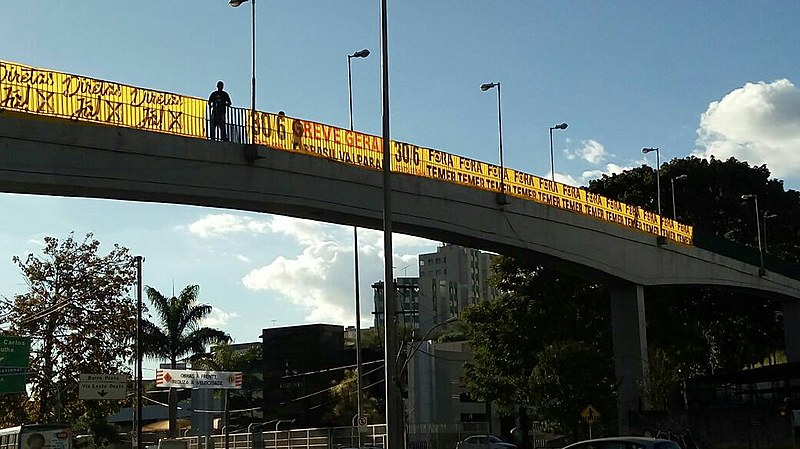 Faixas em passarela na Avenida do Contorno, em BH, procuram criar impacto de divulgação da Greve Geral
