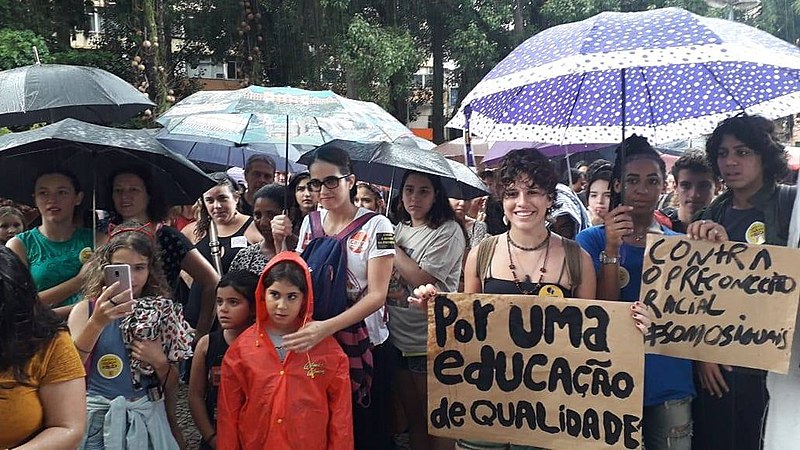 Manifestações de estudantes, pais e professores aconteceram em todos os estados nesta quarta (15)