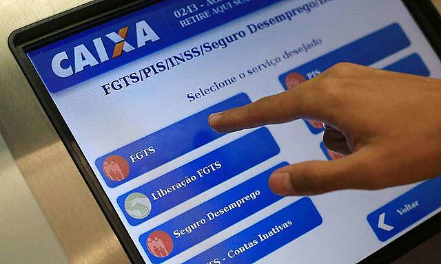Com endividamento da população, medida anunciada pelo governo pode drenar recursos do Fundo direto para os bancos