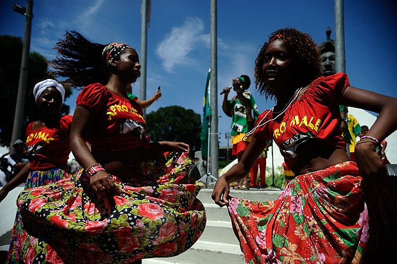 Grupo Afro Imalê Ifé dança na celebração do Dia da Consciência Negra no monumento a Zumbi dos Palmares, em 2014