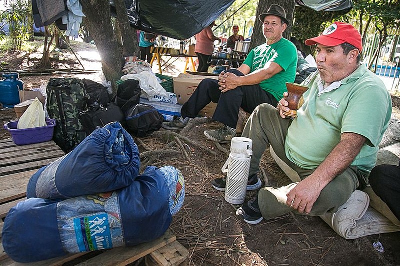 Integrantes do MST ocuparam pátio do Ministério da Fazenda e do Incra em Porto Alegre, em protesto contra paralisia da reforma agrária