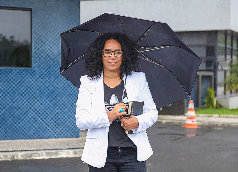 A pastora Cleusa Caldeira em frente à Superintendência da Polícia Federal em São Paulo