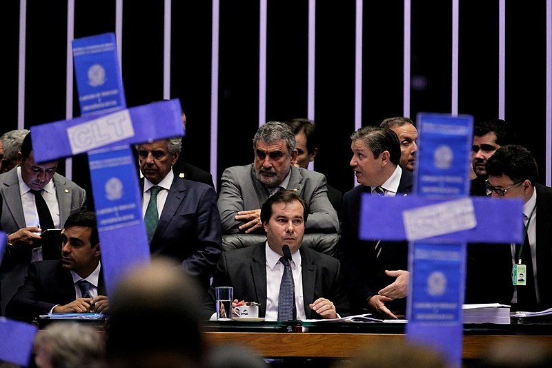 Oposição à base de Temer e ao presidente da Casa, Rodrigo Maia (DEM-RJ), faz protesto durante votação da reforma