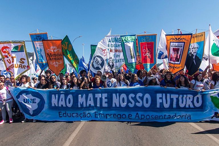 A quem interessa a cobrança de mensalidades nas universidades?