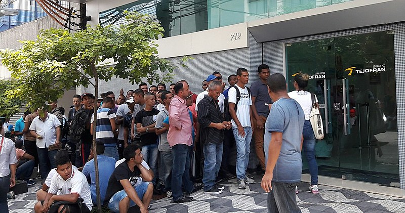 Fila reúne candidatos para vagas em empresa de segurança e limpeza