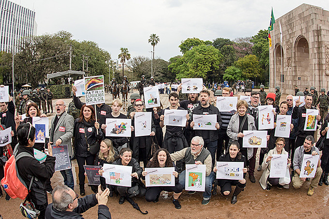 No dia 7 de setembro, cartunistas levaram obras censuradas ao protesto no Parque da Redenção