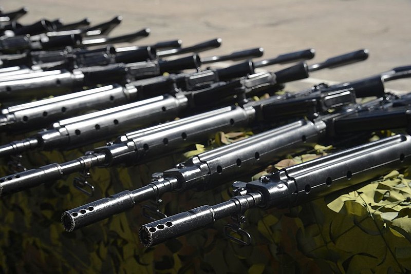 O Exército entregou 1 mil fuzis modelo paraFAL, calibre 7.62 mm, para a Polícia Militar do estado do Rio de Janeiro