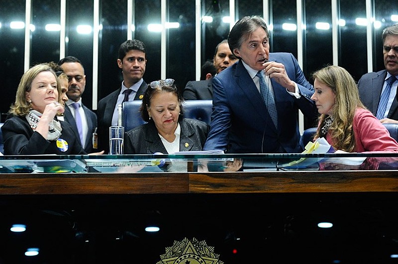 Presidente Eunício Oliveira decidiu suspender a sessão, após protesto de senadores oposicionistas