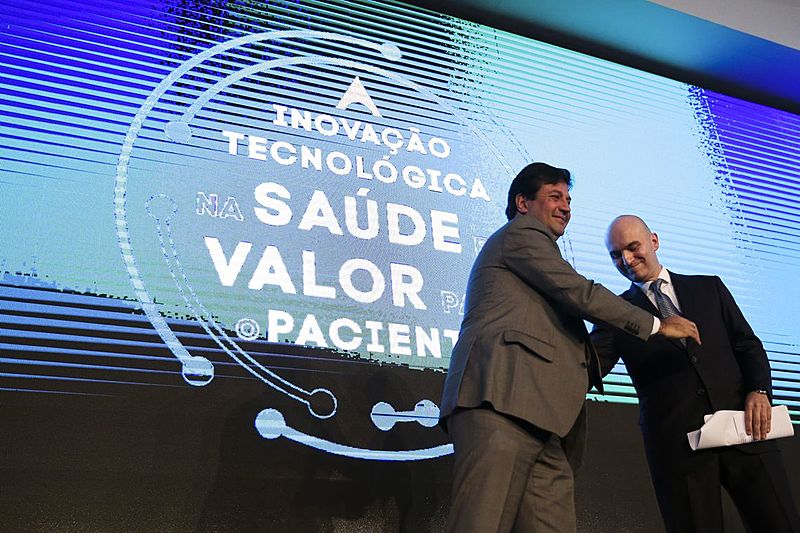 O ministro da Saúde, Luiz Henrique Mandetta, e o presidente do Conselho Diretor da Interfarma, Juan Carlos Gaona