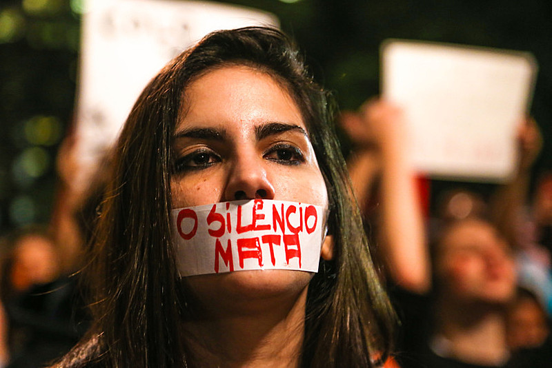 Manifestante denuncia a violência contra a mulher durante ato público