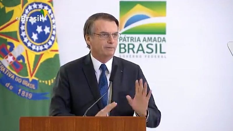 Presidente Jair Bolsonaro tenta ler um teleprompter durante pronunciamento