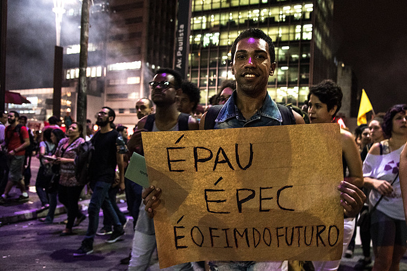 Não é preciso entender muito de matemática para saber que a PEC não vai tirar o país do buraco.