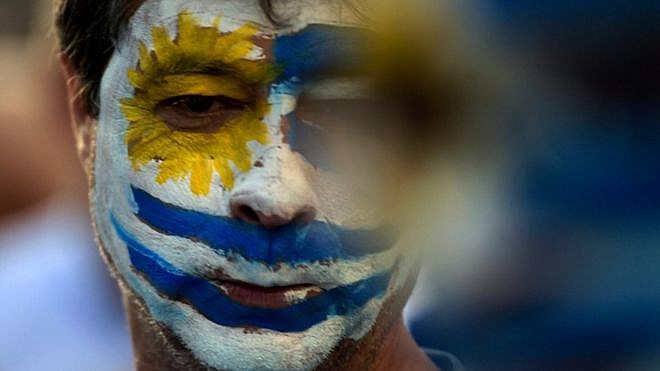 Simpatizante de Lacalle Pou em comício do Uruguai; o candidato de direita venceu a disputa