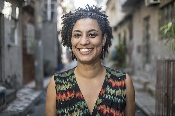 A lei homenageia Marielle pois, segundo sua autora, a luta do fim da violência contra a mulher negra estava no centro da luta da vereadora