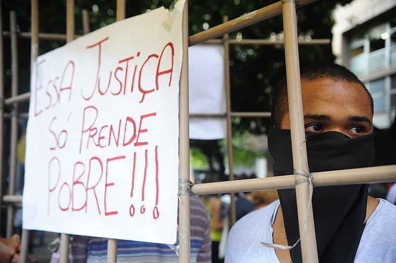 Em protesto no Rio de Janeiro, manifestante denuncia seletividade do Judiciário