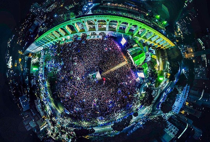 Foto aérea da Lapa, no Rio de Janeiro, durante as apresentações do Festival Lula Livre