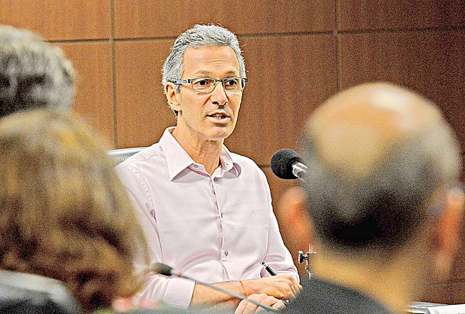 Governador não questiona, não constrói caminhos que não sejam de punir a vida dos mineiros e mineiras