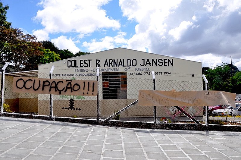 Os estudantes também denunciam a Proposta de Emenda Constitucional (PEC) 241, que afeta a expansão dos serviços públicos e limita os investimentos em saúde e educação