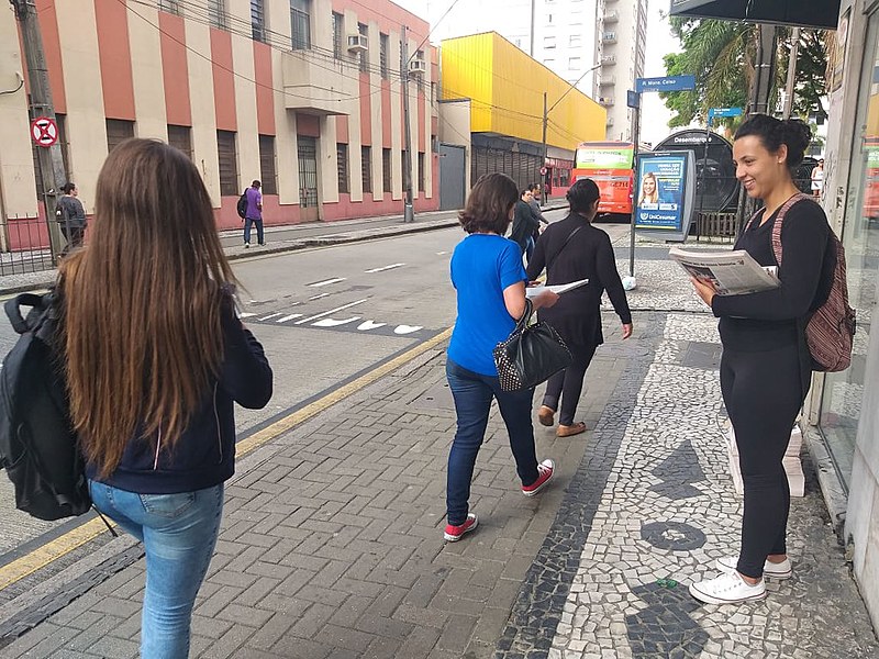 Em tempos de crise, que se reflete na mídia, anúncios e parcerias são centrais para manutenção de uma mídia popular