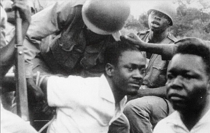 Lumumba capturado por soldados de Mobutu