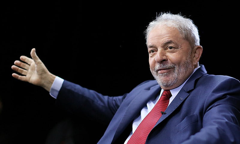 Enquanto Lula não pode concorrer, centenas de candidatos impugnados estão autorizados a fazer campanha