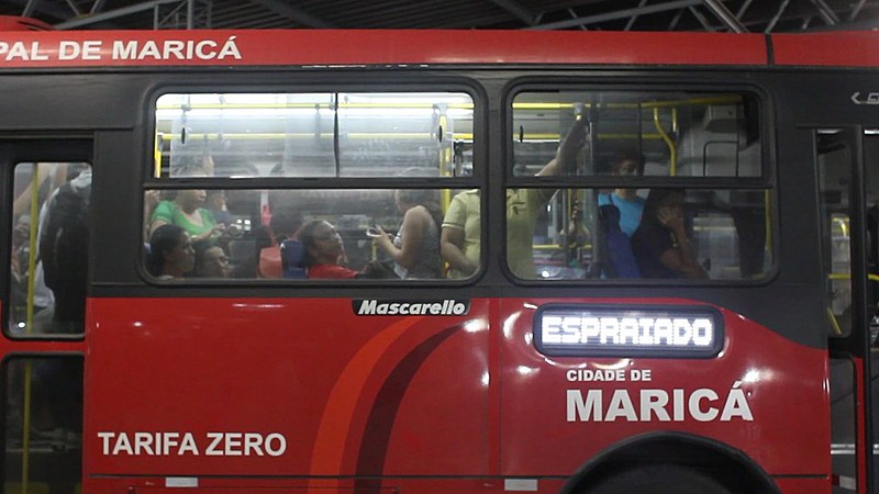 Ônibus público "vermelhinho" circula com tarifa zero em Maricá, Rio de Janeiro