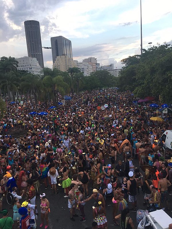 Dez anos da Orquesta Voadora no carnaval de rua do Rio de Janeiro