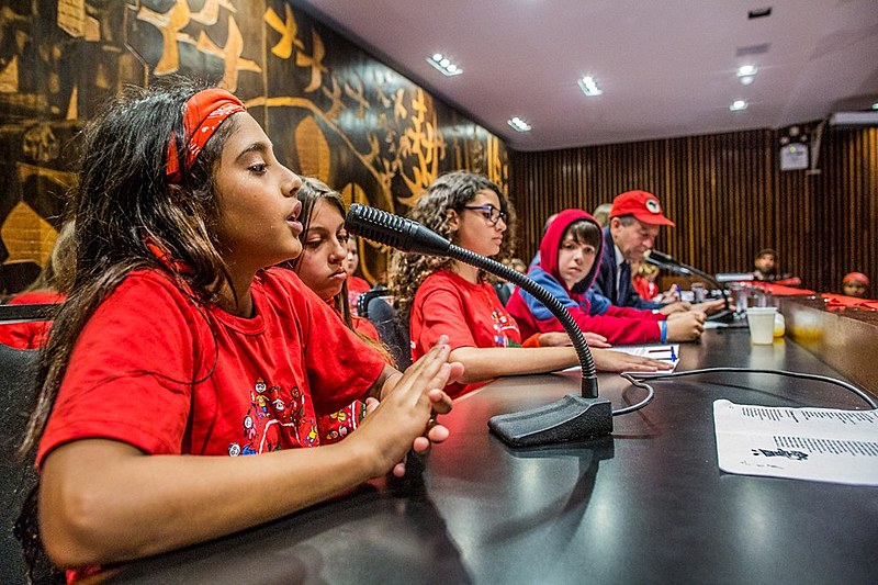 Ana Carolina, de 11 anos, acampada em Centenário do Sul, e Anderson, de Antonina, fizeram a leitura de um manifesto para o auditório lotado