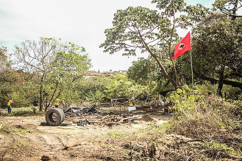 Após tratores passarem por cima de barracas e pertences, o que restou foi uma zona de destruição