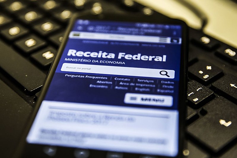 Pelas regras do IR no Brasil, em termos proporcionais os mais ricos pagam menos do que os mais pobres