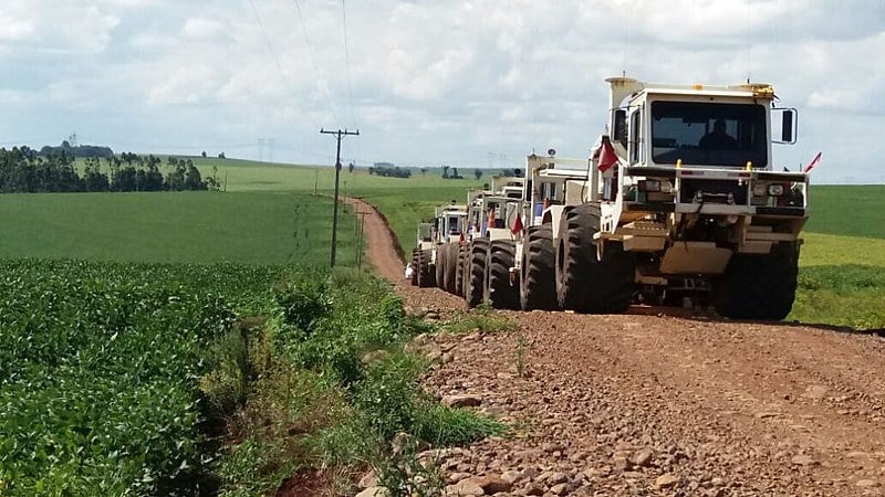 Comboio de caminhões vibradores percorreram estradas vicinais no Oeste do Paraná