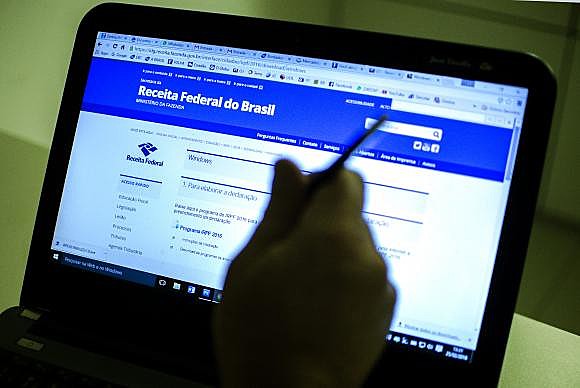Declaração do imposto 2017 pode ser feita pela página da Receita Federal e por aplicativos no celular