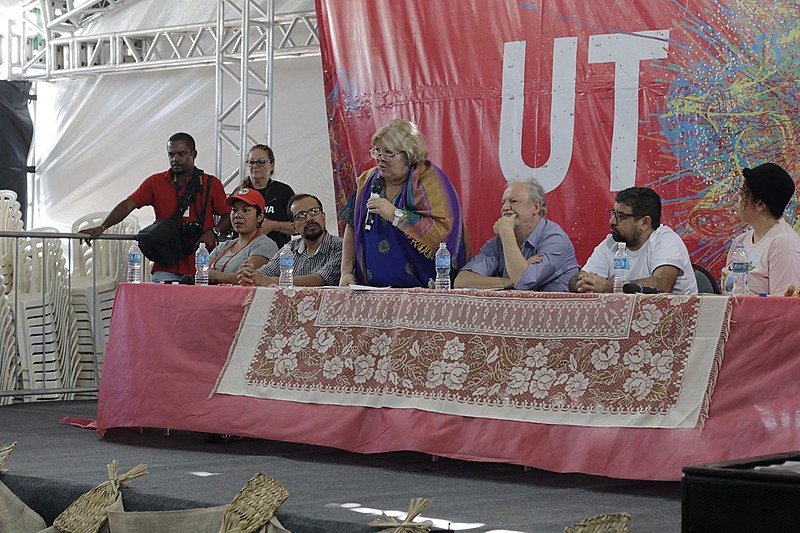 A ativista Aleida Guevara (ao centro) em mesa de abertura do Festival da Utopia, em Maricá (RJ)