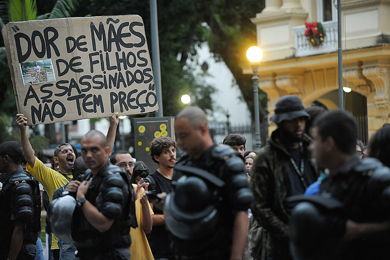 Protesto ocorrido no final do ano passado no RJ por conta da morte de cinco jovens
