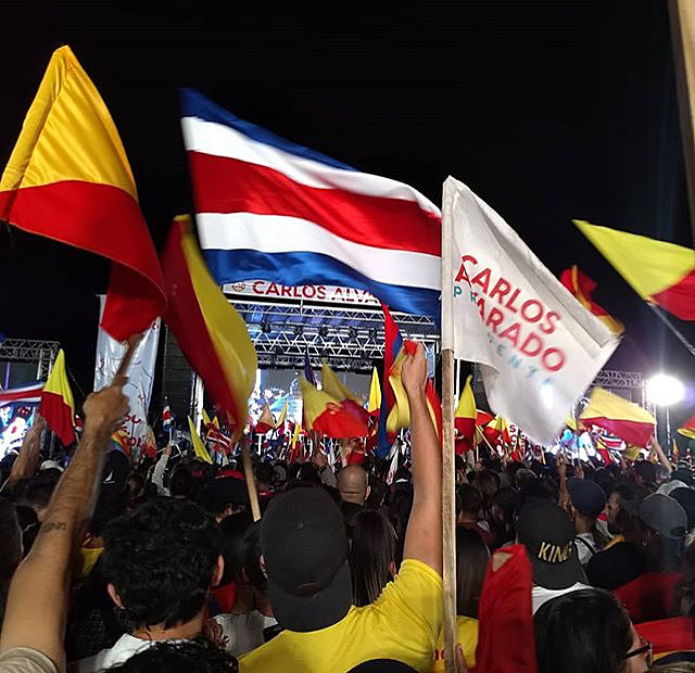 Centenas de apoiadores se reuniram na capital San José para comemorar a vitória