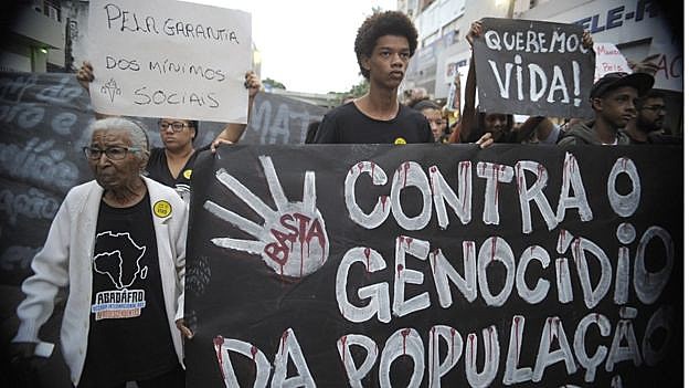 Manifestantes contra o genocídio da população negra e violência policial