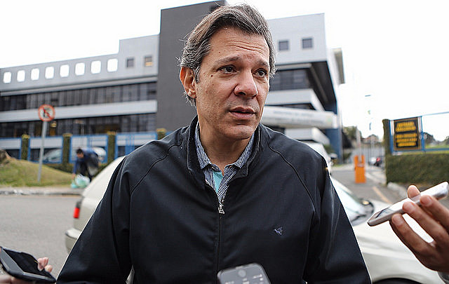 Fernando Haddad habla con la prensa después de la visita a Lula en la ciudad de Curitiba