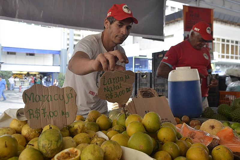 Produtor rural organiza bancada durante a Feira Nacional da Reforma Agrária, promovida pelo MST, no Rio de Janeiro