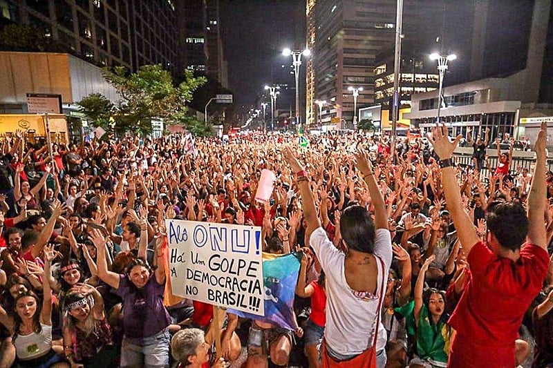 Manifestação tingiu a rua de vermelho