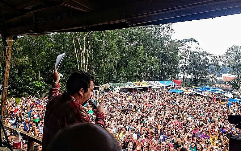 Guilherme Boulos, do MTST, apresenta os documentos de posse da área nesta segunda (19)