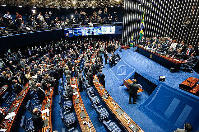 Senadores votan por la apertura del proceso de impeachment, el 12 de mayo del 2016
