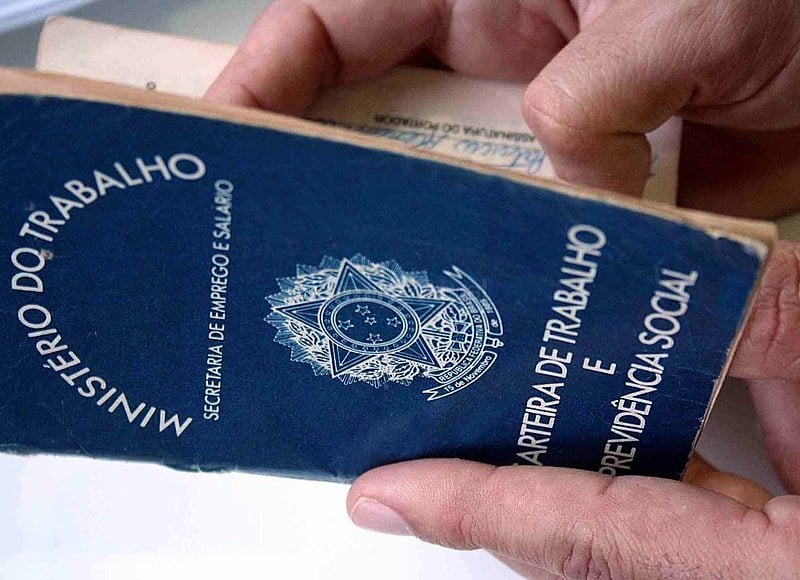 Apenas após três meses recebendo o FGTS, caso o trabalhador não consiga outra colocação, ele poderia obter o seguro desemprego