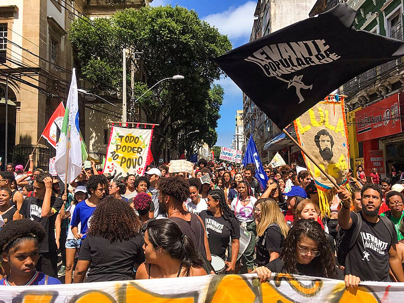 Ato com milhares de pessoas em defesa da Educação em Salvador