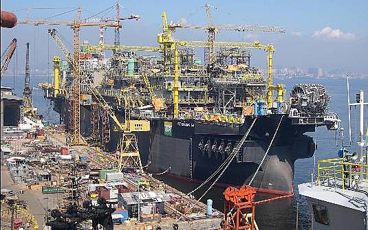 Estaleiros da indústria naval estão sofrendo com as crises econômica e política