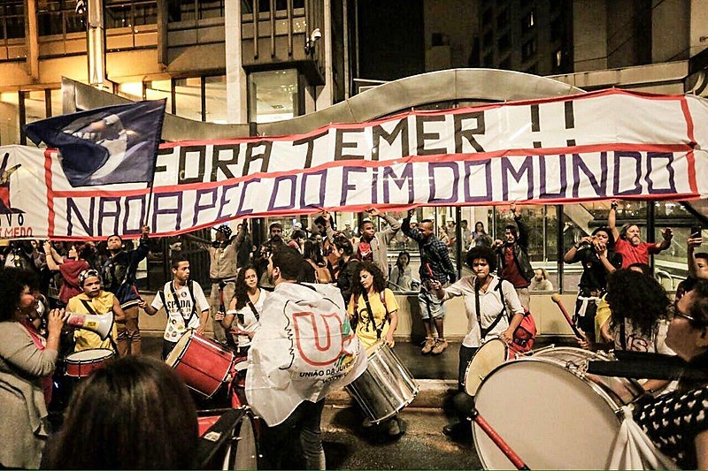 Manifestantes em frente à sede da Presidência da República, na Avenida Paulista, em São Paulo (SP)