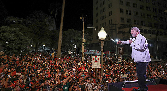 El ex presidente Lula da Silva, del Partido de los Trabajadores (PT) inició este lunes (4) la tercera etapa de la caravana Lula por Brasil