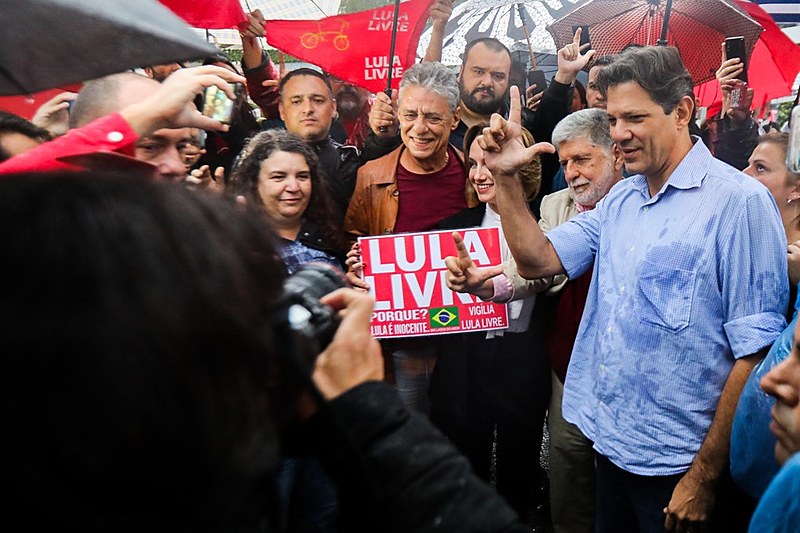 A jurista Carol Proner e o cantor Chico Buarque visitaram o ex-presidente Lula